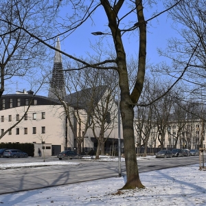 Osiedle_Teatralne,_school,_church,_cross,_Nowa_Huta,_Krakow,_Poland